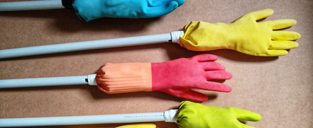 Flûtes avec des gants de vaisselle